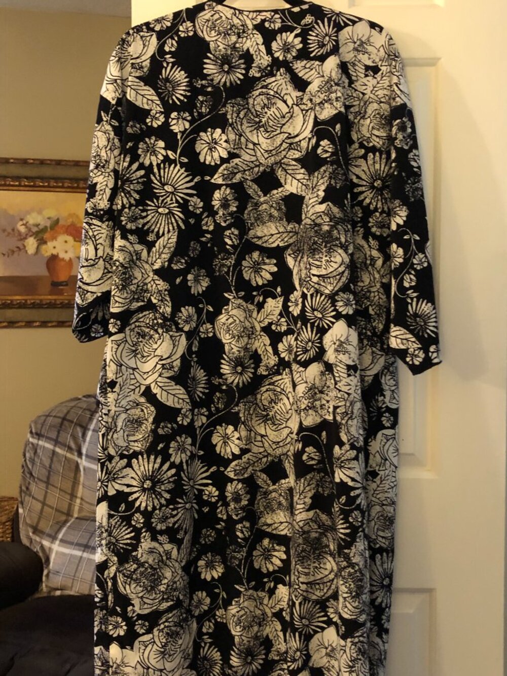 324 SHIRLEY L LULAROE BLACK AND WHITE FLOWERS - Picture 2 of 2
